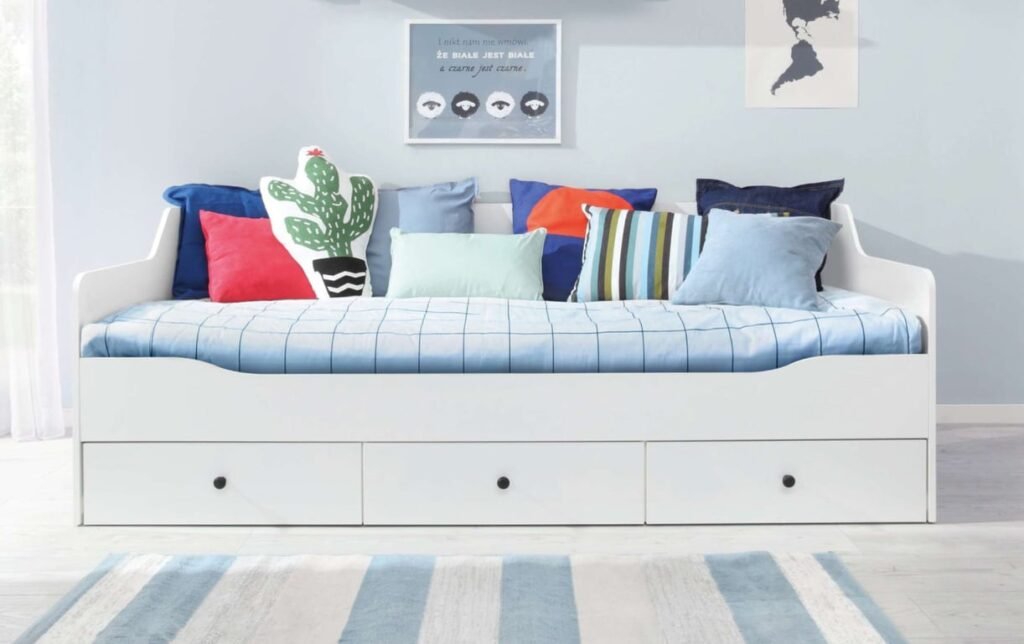 Levo – Natural Wood Daybed with 3 Storage Drawers
